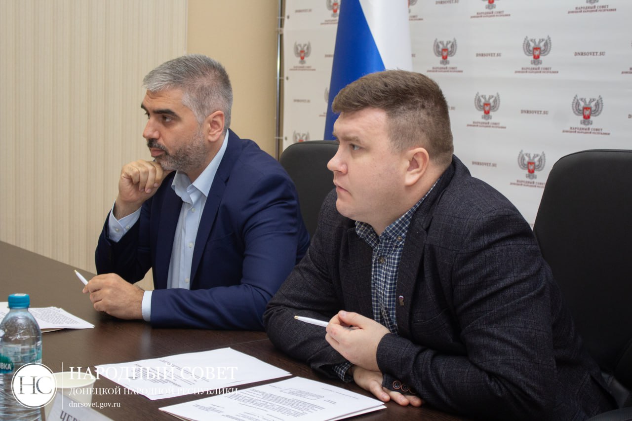 В Народном Совете обсудили внедрение современной цифровой образовательной среды в учебных заведениях региона В Народном Совете обсудили внедрение современной цифровой образовательной среды в учебных заведениях региона