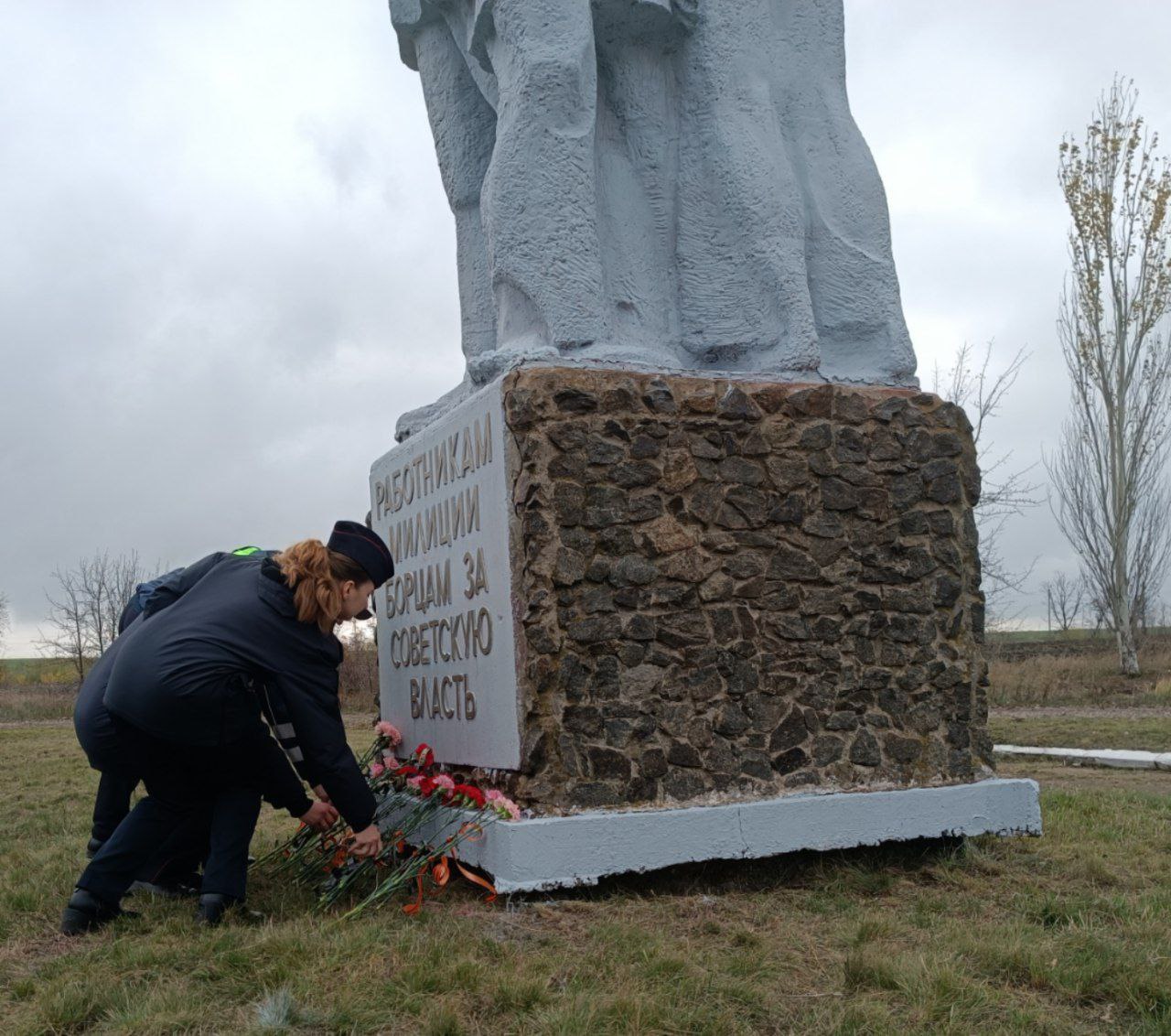 Сергей Юзвинкевич: В преддверии Дня памяти погибших при исполнении служебных обязанностей сотрудников органов внутренних дел Российской Федерации вместе с председателем Володарского муниципального совета Кунак Н. А. и... Сергей Юзвинкевич: В преддверии Дня памяти погибших при исполнении служебных обязанностей сотрудников органов внутренних дел Российской Федерации вместе с председателем Володарского муниципального совета Кунак Н. А. и...