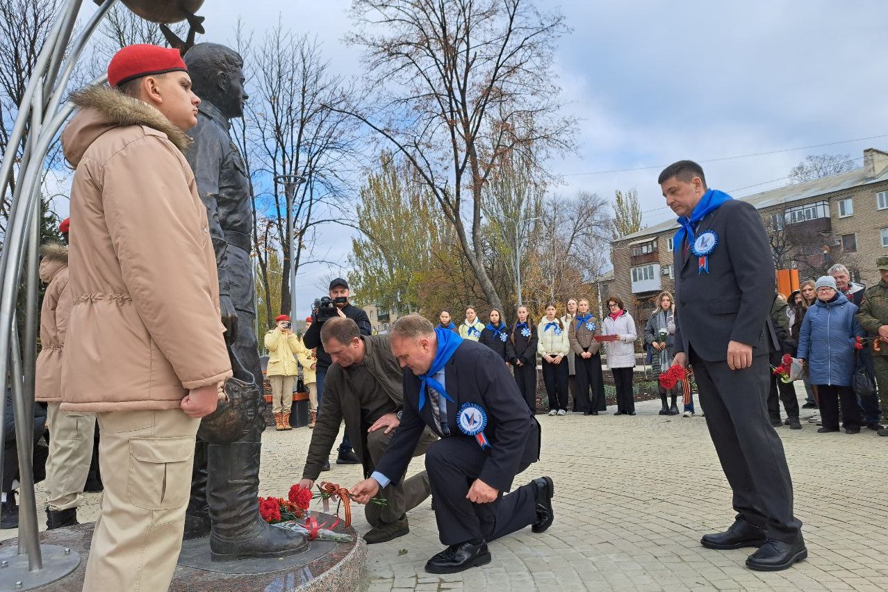 Александр Шатов: В Шахтерске открыли парковую скульптуру Г.Т.Берегового Александр Шатов: В Шахтерске открыли парковую скульптуру Г.Т.Берегового