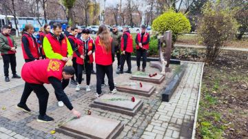 Артисты цирковой труппы Эдгарда Запашного почтили память погибших в Горловке