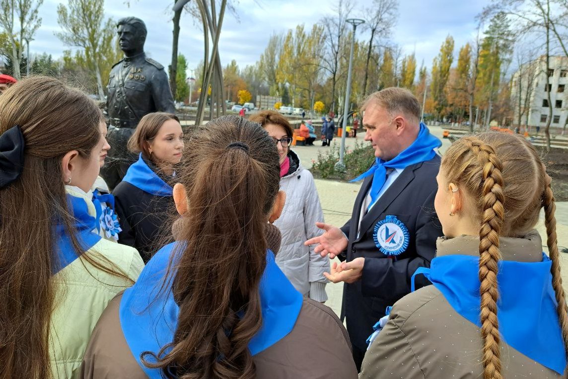 Александр Шатов: В Шахтерске открыли парковую скульптуру Г.Т.Берегового Александр Шатов: В Шахтерске открыли парковую скульптуру Г.Т.Берегового