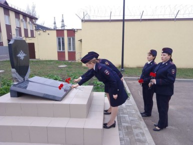 В Волновахе полицейские почтили память погибших коллег