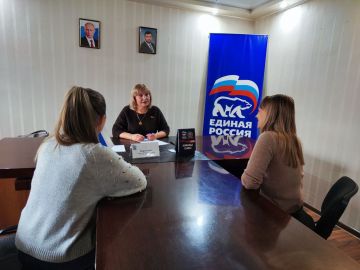 Состоялся прием граждан. Сегодня, 7 ноября, в общественной приёмной Партии «Единая Россия» города Тореза депутат Торезского городского совета Пархоменко Людмила Константиновна провела прием граждан