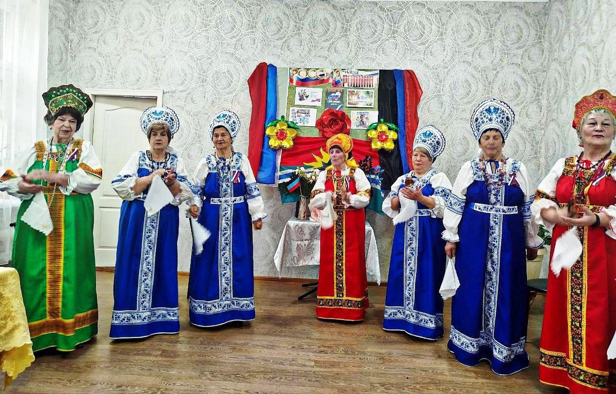 Концертная программа коллектива "Берегиня" в честь Дня народного единства в Торезе Концертная программа коллектива "Берегиня" в честь Дня народного единства в Торезе