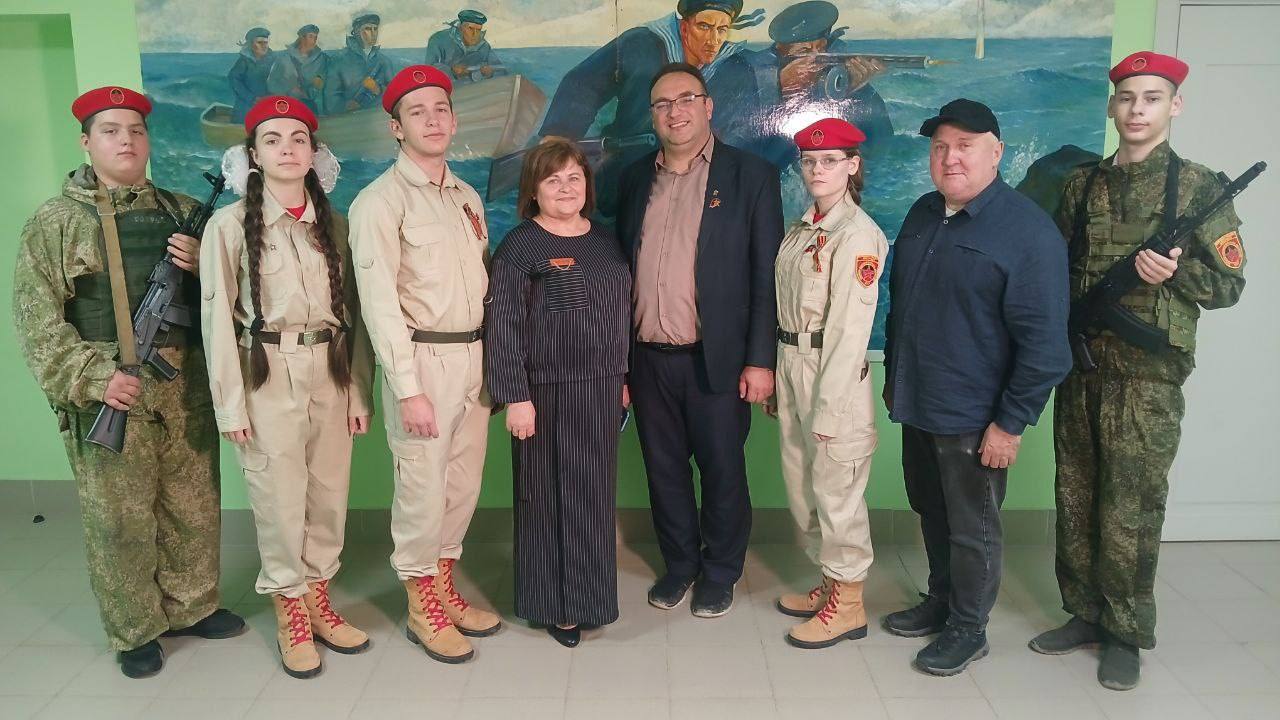 Съемочная группа документального фильма посетила школьный музей в Ялтинской школе №2 Съемочная группа документального фильма посетила школьный музей в Ялтинской школе №2