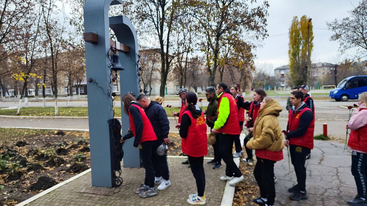 Артисты цирковой труппы Эдгарда Запашного почтили память погибших в Горловке Артисты цирковой труппы Эдгарда Запашного почтили память погибших в Горловке