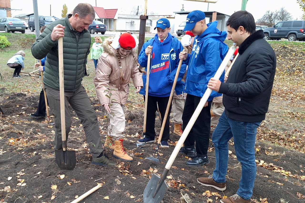 В селе Розовка открыли после ремонта памятник погибшим воинам и высадили яблони В селе Розовка открыли после ремонта памятник погибшим воинам и высадили яблони
