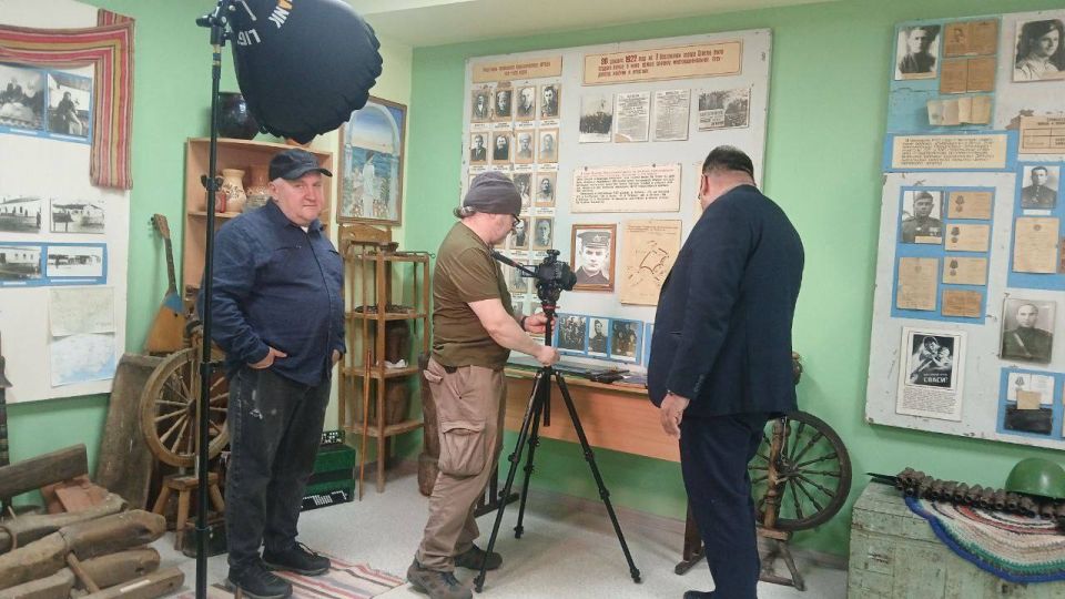 Съемочная группа документального фильма посетила школьный музей в Ялтинской школе №2 Съемочная группа документального фильма посетила школьный музей в Ялтинской школе №2