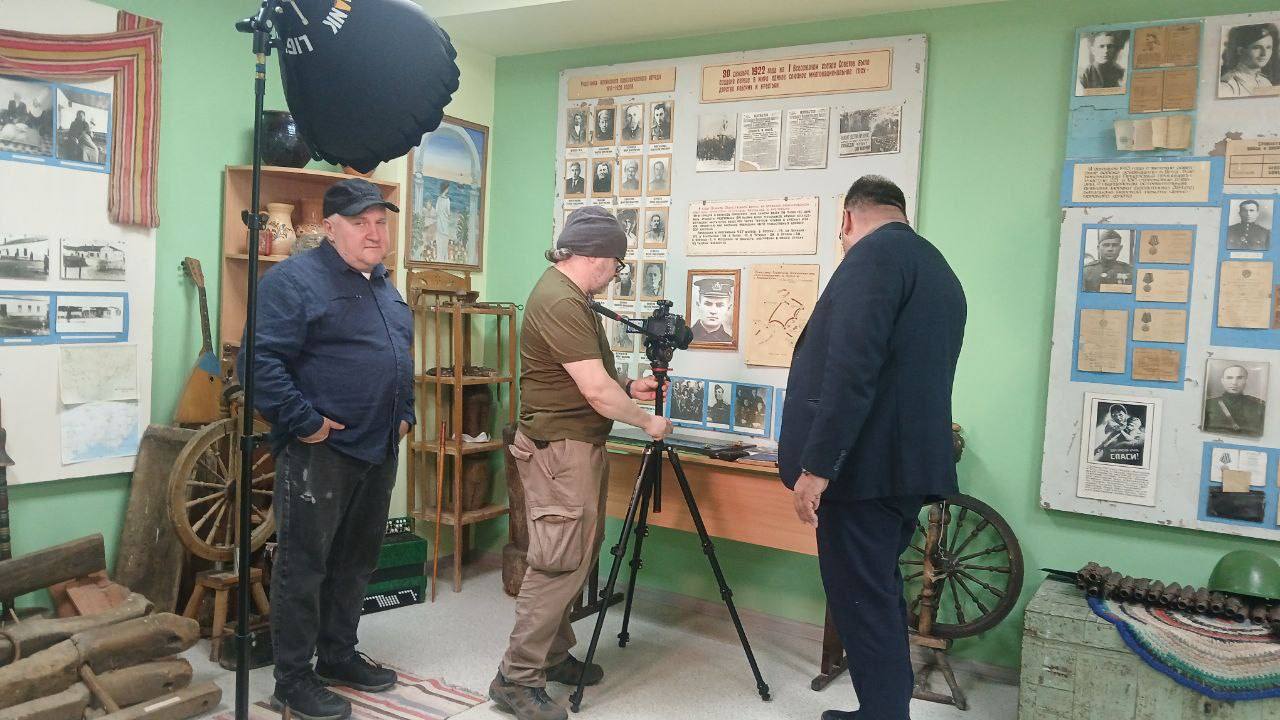 Съемочная группа документального фильма посетила школьный музей в Ялтинской школе №2 Съемочная группа документального фильма посетила школьный музей в Ялтинской школе №2