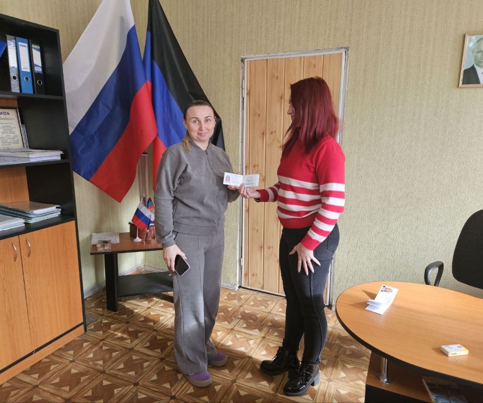 Лариса Толстыкина: В ДНР выданы первые удостоверения многодетных семей Лариса Толстыкина: В ДНР выданы первые удостоверения многодетных семей