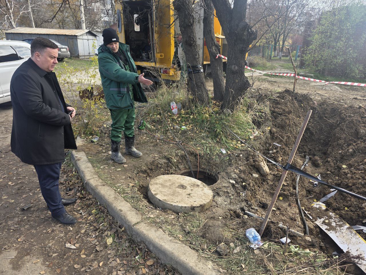 Константин Кузьмин: В ходе визита в микрорайон Широкий Кировского района Донецка пообщался с представителями коммунального предприятия, которые устраняли порыв