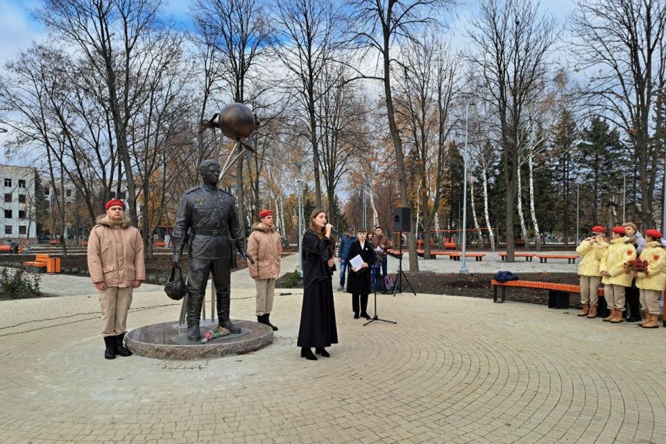 В Шахтерске открыли парковую скульптуру Г.Т. Берегового В Шахтерске открыли парковую скульптуру Г.Т. Берегового