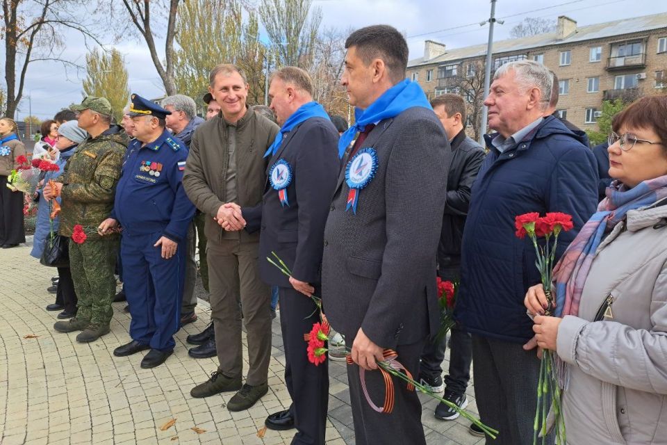 Александр Шатов: В Шахтерске открыли парковую скульптуру Г.Т.Берегового Александр Шатов: В Шахтерске открыли парковую скульптуру Г.Т.Берегового