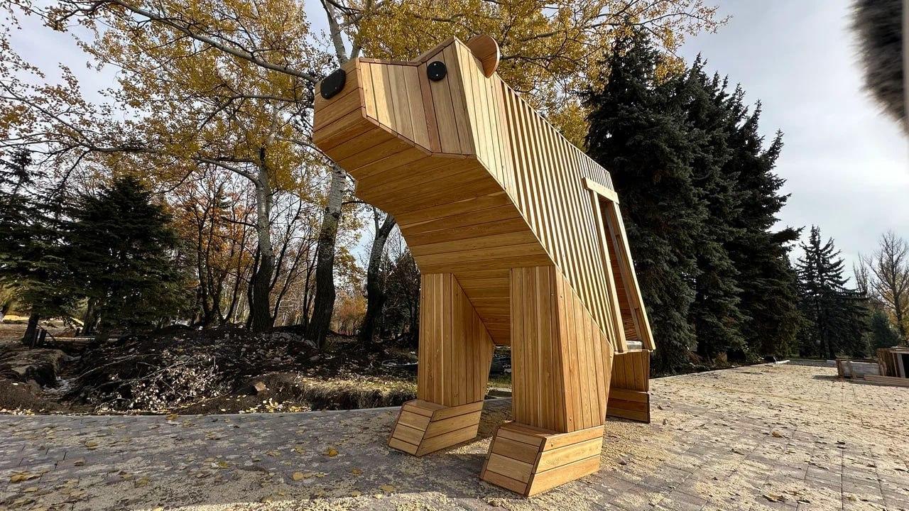 За компанию с мамонтами: большой деревянный медведь поселится в сквере Девятой пятилетки в Макеевке