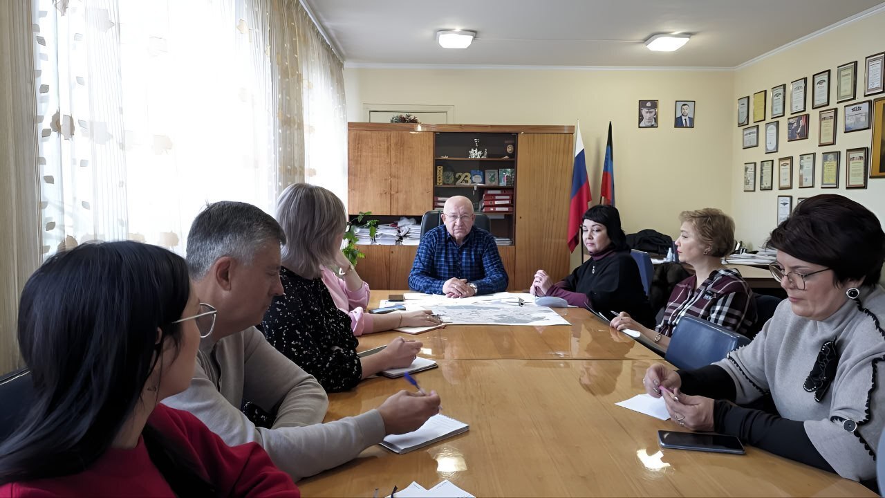 Наталья Бегуненко: Сегодня, 7 ноября, первый заместитель руководителя Управы Петровского внутригородского района Администрации городского округа Донецк Юрий Иванович Плахутин провел рабочее совещание с руководителями... Наталья Бегуненко: Сегодня, 7 ноября, первый заместитель руководителя Управы Петровского внутригородского района Администрации городского округа Донецк Юрий Иванович Плахутин провел рабочее совещание с руководителями...