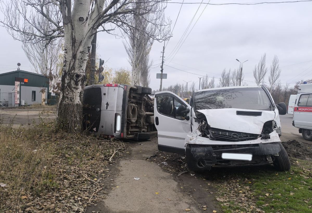 Четырехколесный здоровяк не уступил дорогу малышу и был опрокинут Четырехколесный здоровяк не уступил дорогу малышу и был опрокинут