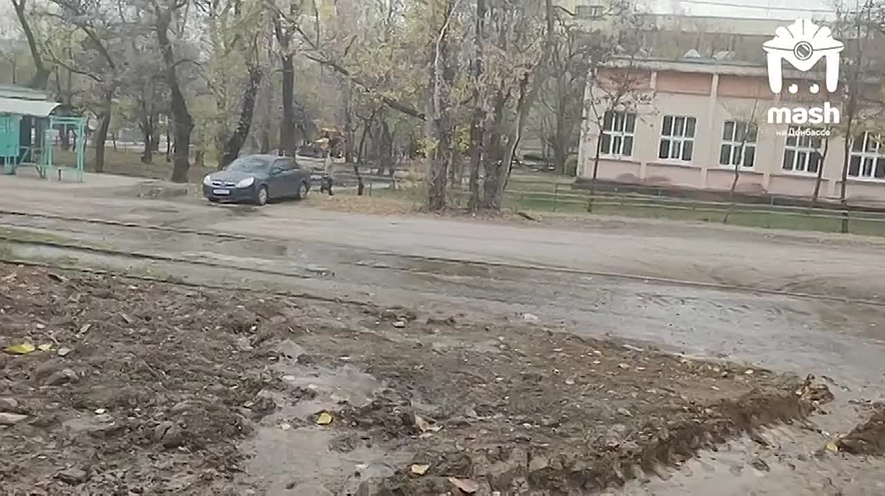 Тонны чистой воды вынуждены сливать в землю жители многоэтажки в Калининском районе Донецка