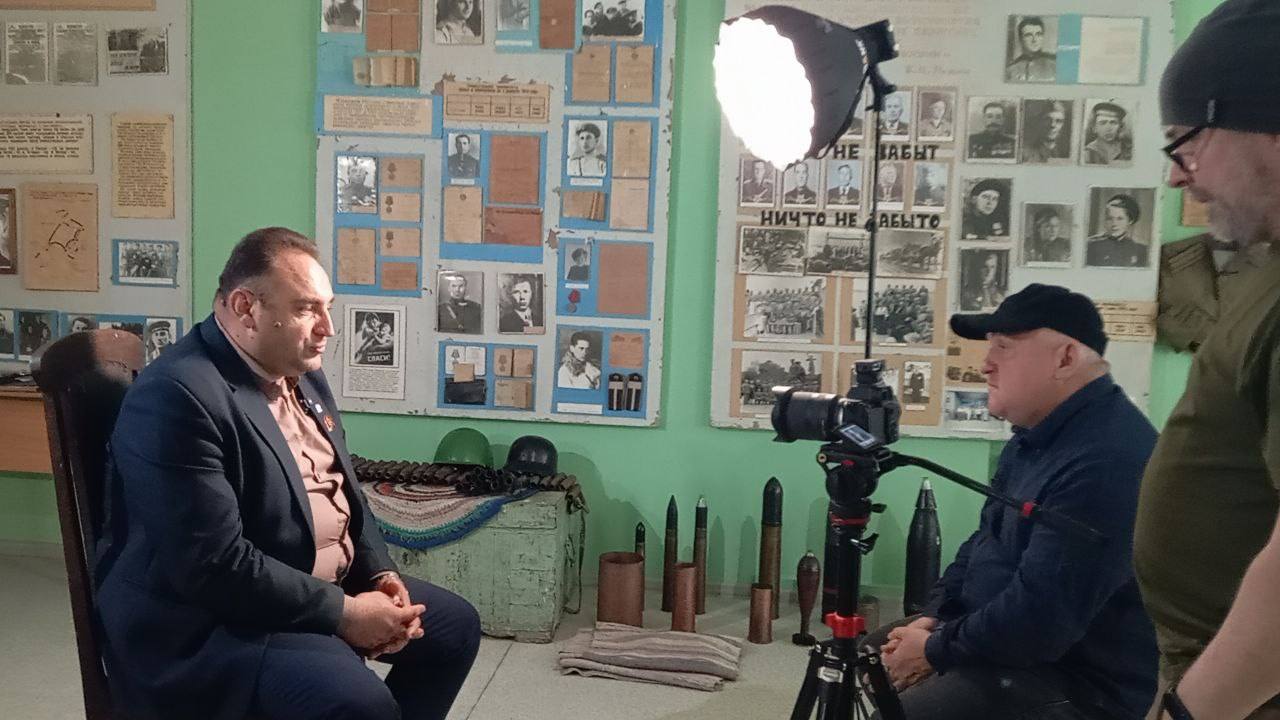 Съемочная группа документального фильма посетила школьный музей в Ялтинской школе №2 Съемочная группа документального фильма посетила школьный музей в Ялтинской школе №2