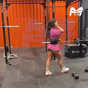 Абсолютная чемпионка Wellness и МС по пауэрлифтингу Кристина Чистякова избила фитоняшку в спортклубе DDX — за то, что та тренировалась на "её месте"