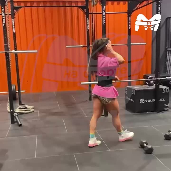 Абсолютная чемпионка Wellness и МС по пауэрлифтингу Кристина Чистякова избила фитоняшку в спортклубе DDX — за то, что та тренировалась на "её месте"