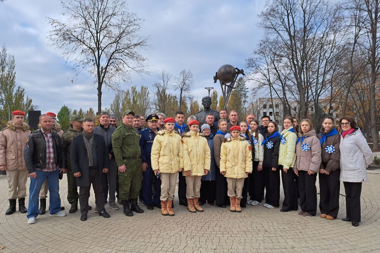 Александр Шатов: В Шахтерске открыли парковую скульптуру Г.Т.Берегового Александр Шатов: В Шахтерске открыли парковую скульптуру Г.Т.Берегового