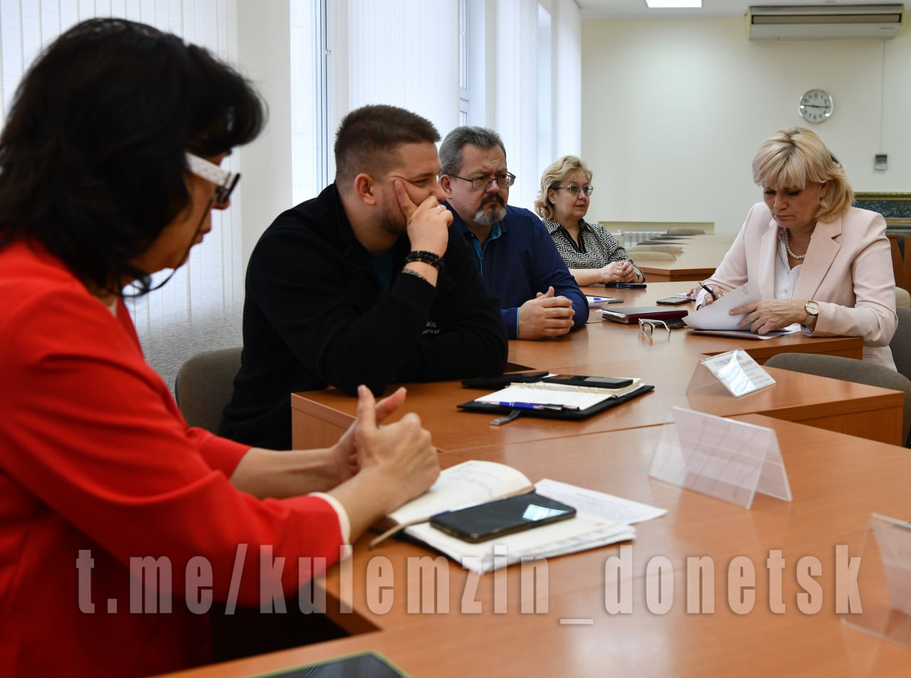 В администрации городского округа Донецк состоялась встреча, посвященная месячнику волонтерства, который Глава ДНР Денис Пушилин объявил в начале ноября В администрации городского округа Донецк состоялась встреча, посвященная месячнику волонтерства, который Глава ДНР Денис Пушилин объявил в начале ноября