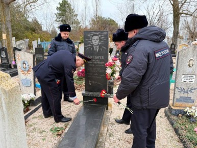 В Новоазовске полицейские почтили память погибших коллег