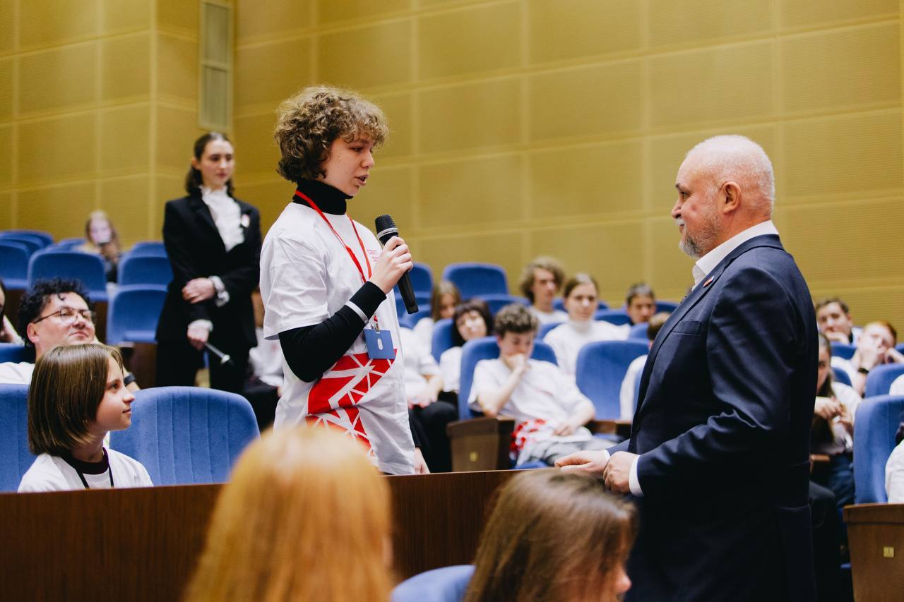 Министр энергетики РФ Сергей Цивилев встретился со школьниками ДНР, которые участвуют в образовательной программе «Дважды победители: патриотизм, наука и традиции»