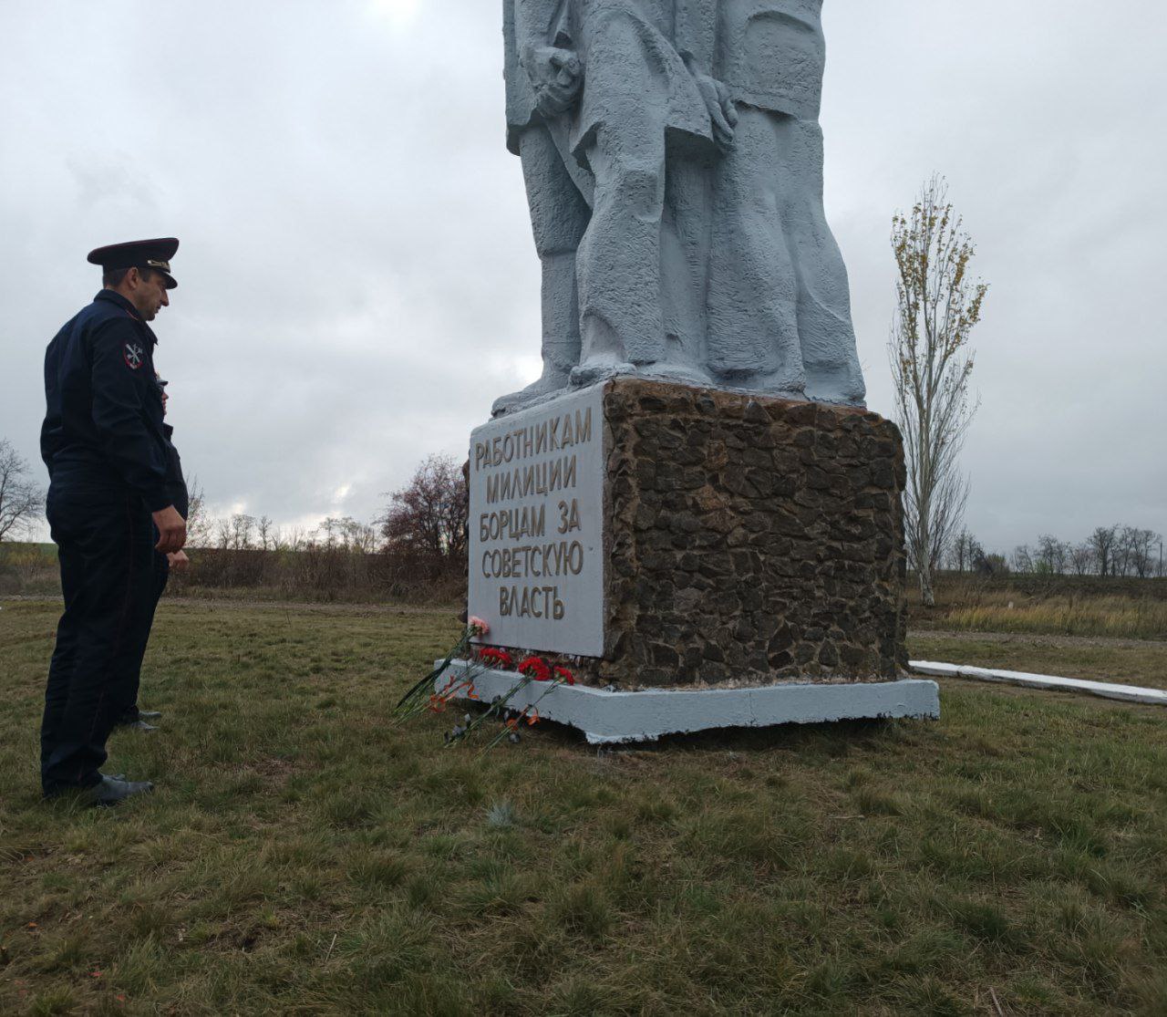 Сергей Юзвинкевич: В преддверии Дня памяти погибших при исполнении служебных обязанностей сотрудников органов внутренних дел Российской Федерации вместе с председателем Володарского муниципального совета Кунак Н. А. и... Сергей Юзвинкевич: В преддверии Дня памяти погибших при исполнении служебных обязанностей сотрудников органов внутренних дел Российской Федерации вместе с председателем Володарского муниципального совета Кунак Н. А. и...
