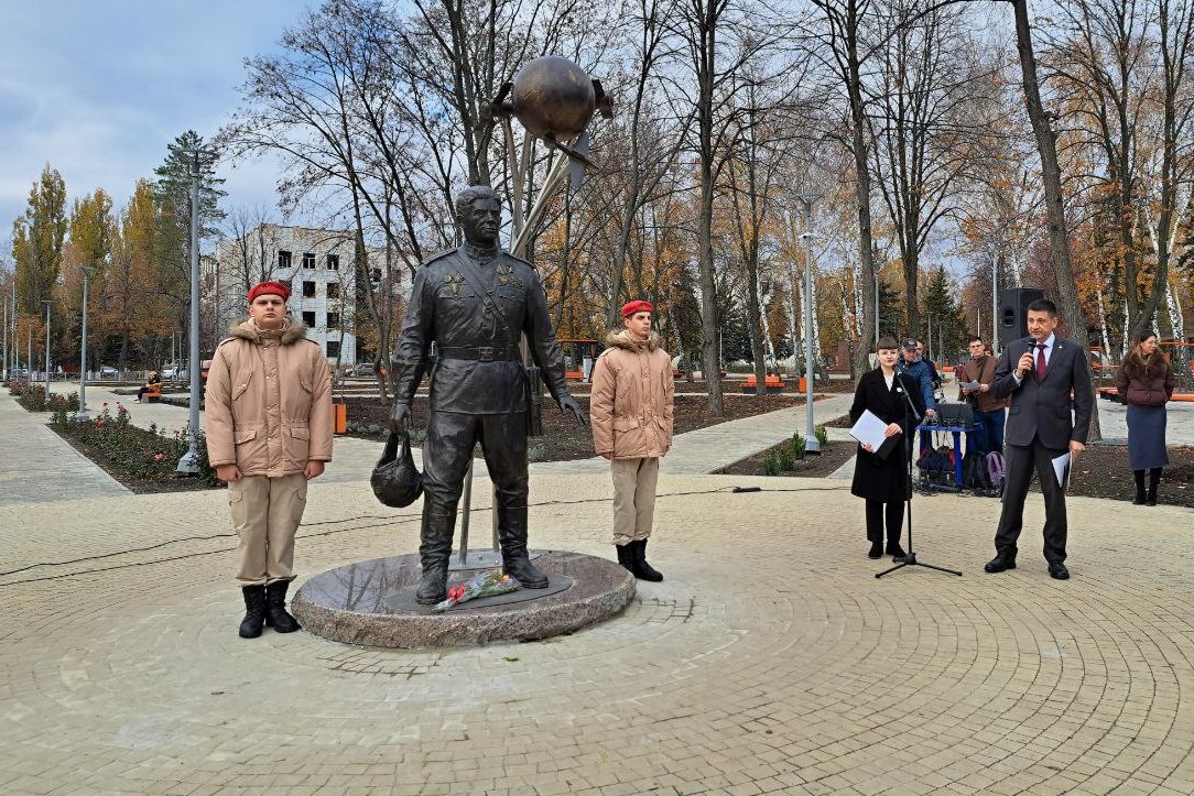 Александр Шатов: В Шахтерске открыли парковую скульптуру Г.Т.Берегового Александр Шатов: В Шахтерске открыли парковую скульптуру Г.Т.Берегового