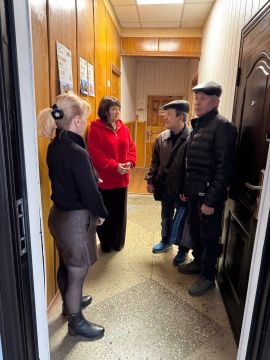 Заведующий Мангушским территориальным сектором Администрации Мангушского муниципального округа Тесленко Е.Г. провела встречу с жителями пгт Мангуш