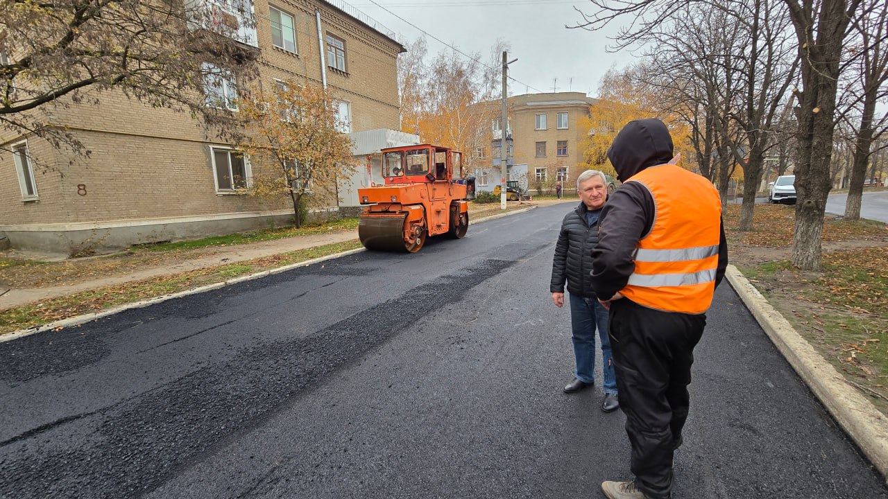 Николай Михайлов: Проинспектировал ход работ по текущему ремонту дорожного полотна по улице Маяковского в городе Комсомольское