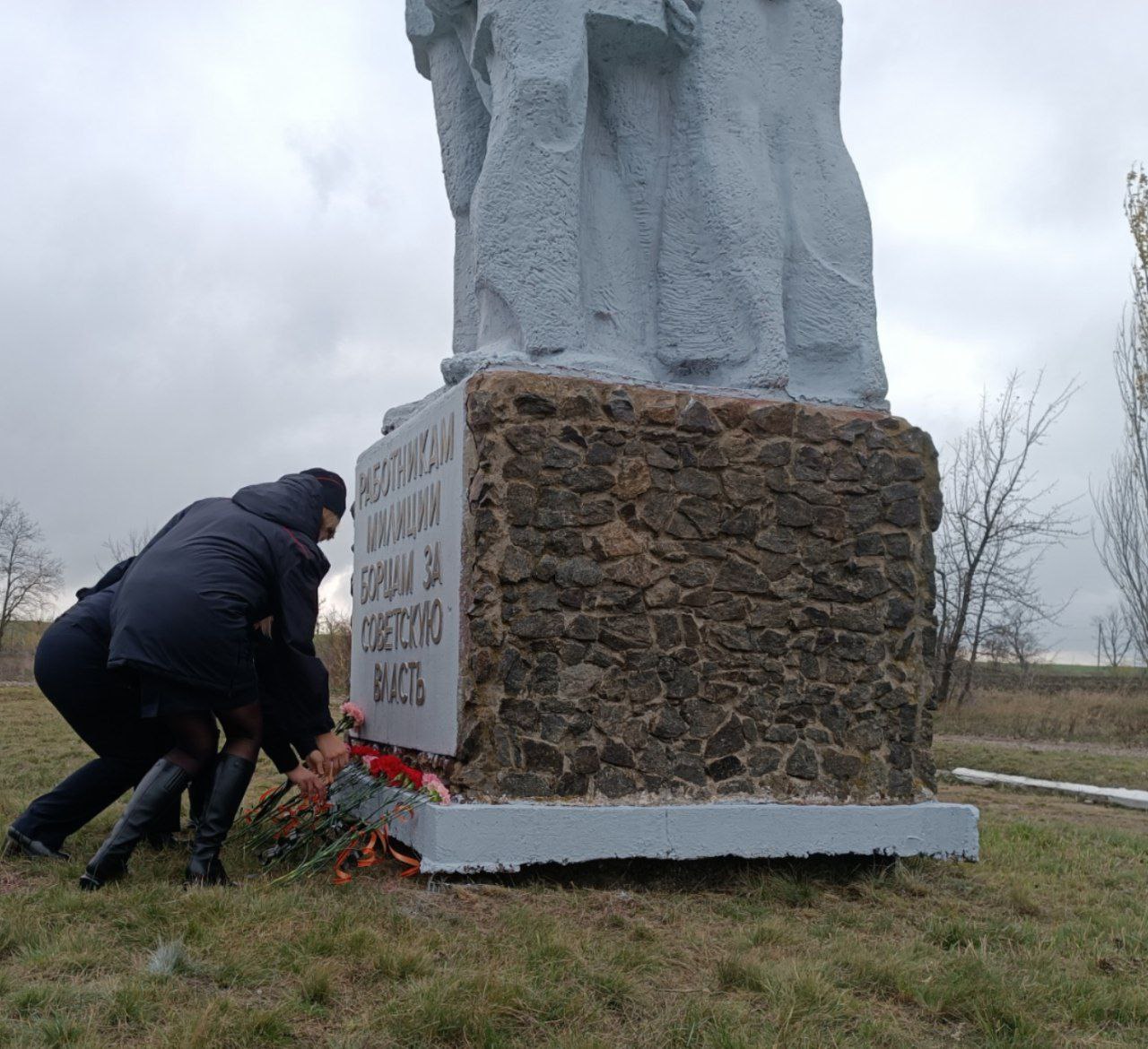 Сергей Юзвинкевич: В преддверии Дня памяти погибших при исполнении служебных обязанностей сотрудников органов внутренних дел Российской Федерации вместе с председателем Володарского муниципального совета Кунак Н. А. и... Сергей Юзвинкевич: В преддверии Дня памяти погибших при исполнении служебных обязанностей сотрудников органов внутренних дел Российской Федерации вместе с председателем Володарского муниципального совета Кунак Н. А. и...
