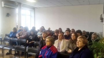 7 ноября руководитель Управы Центрально-Городского внутригородского района Владимир Меша провел встречу с трудовым коллективом Центра почтовой связи города Макеевка ГУП ДНР «Почта Донбасса»