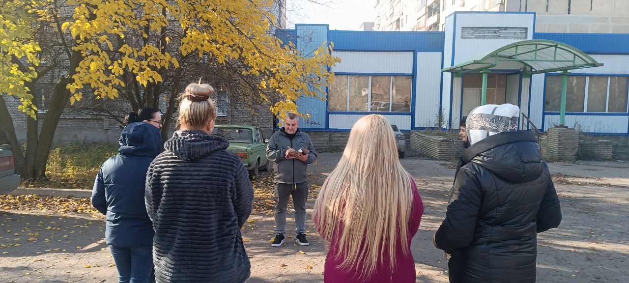 Сегодня, 7 ноября лидер общественного мнения Юрий Сирош провел встречу с жителями жилого массива Горького возле дома № 2 по улице Магаданской Сегодня, 7 ноября лидер общественного мнения Юрий Сирош провел встречу с жителями жилого массива Горького возле дома № 2 по улице Магаданской