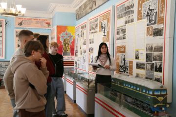 В рамках месячника по профориентации и акции "Учиться в Донбассе", объявленных в ДНР, Комсомольское рудоуправление ЮГМК распахнуло свои двери для будущих выпускников