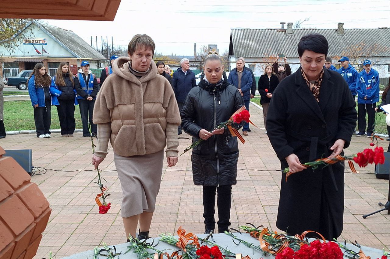 В селе Розовка открыли после ремонта памятник погибшим воинам и высадили яблони В селе Розовка открыли после ремонта памятник погибшим воинам и высадили яблони