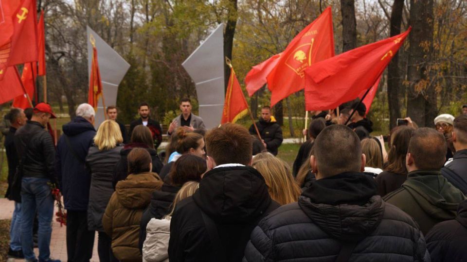 Шествие коммунистов в Мариуполе на 7 ноября 2025 года Шествие коммунистов в Мариуполе на 7 ноября 2025 года