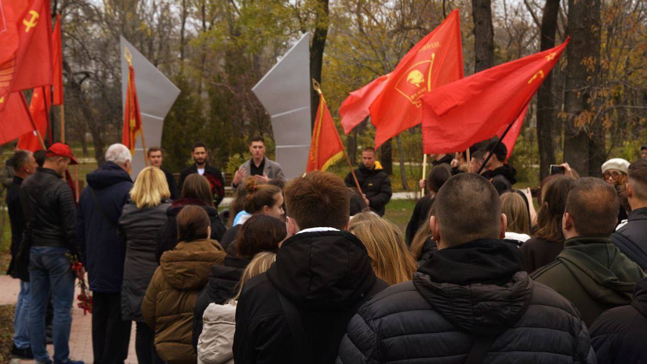 Шествие коммунистов в Мариуполе на 7 ноября 2025 года Шествие коммунистов в Мариуполе на 7 ноября 2025 года