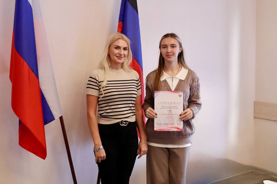 Друзья! 7 ноября Уполномоченный по правам человека в Донецкой Народной Республика Дарья Морозова и Молодежный совет по правам человека ДНР вручили награды победителям конкурса видеороликов "Мы едины" Друзья! 7 ноября Уполномоченный по правам человека в Донецкой Народной Республика Дарья Морозова и Молодежный совет по правам человека ДНР вручили награды победителям конкурса видеороликов "Мы едины"