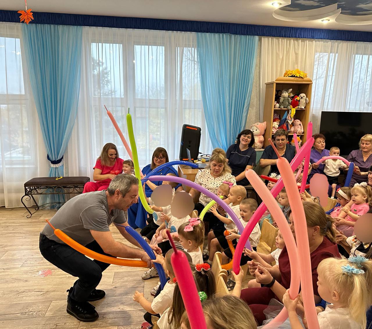 Сегодня Луганский дом ребёнка посетил всемирно известный дрессировщик Эдгард Запашный с командой Сегодня Луганский дом ребёнка посетил всемирно известный дрессировщик Эдгард Запашный с командой