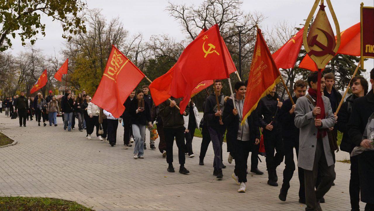 Шествие коммунистов в Мариуполе на 7 ноября 2025 года Шествие коммунистов в Мариуполе на 7 ноября 2025 года