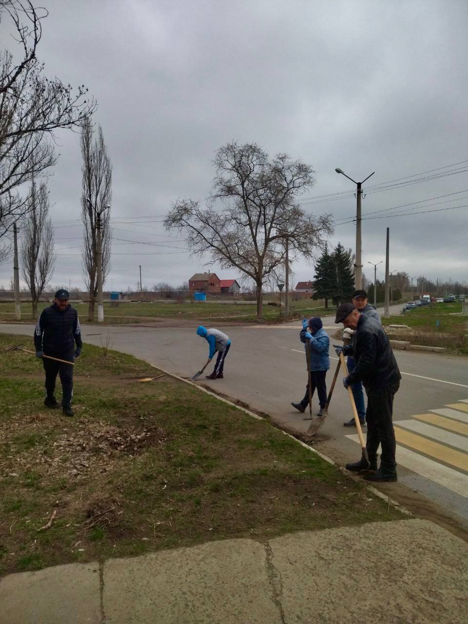 По поручению Главы Донецкой Народной Республики Дениса Пушилина, с целью обеспечения чистоты и порядка в городе Зугрэсе был проведен субботник, к которому присоединились сотрудники предприятий, организаций и учреждений города По поручению Главы Донецкой Народной Республики Дениса Пушилина, с целью обеспечения чистоты и порядка в городе Зугрэсе был проведен субботник, к которому присоединились сотрудники предприятий, организаций и учреждений города