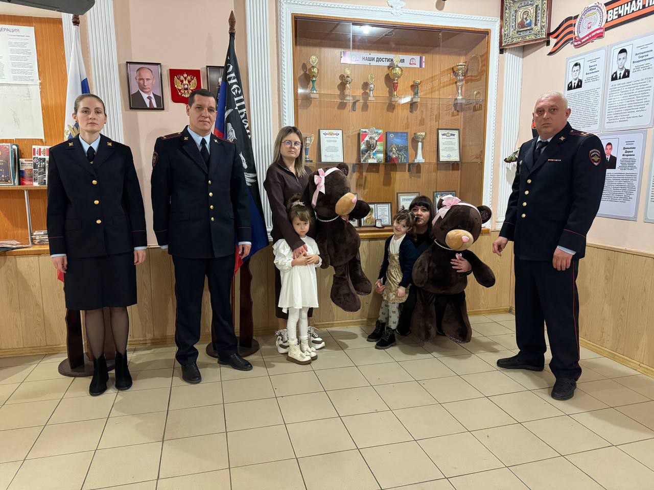 Полицейские Горловки почтили память павших коллег Полицейские Горловки почтили память павших коллег