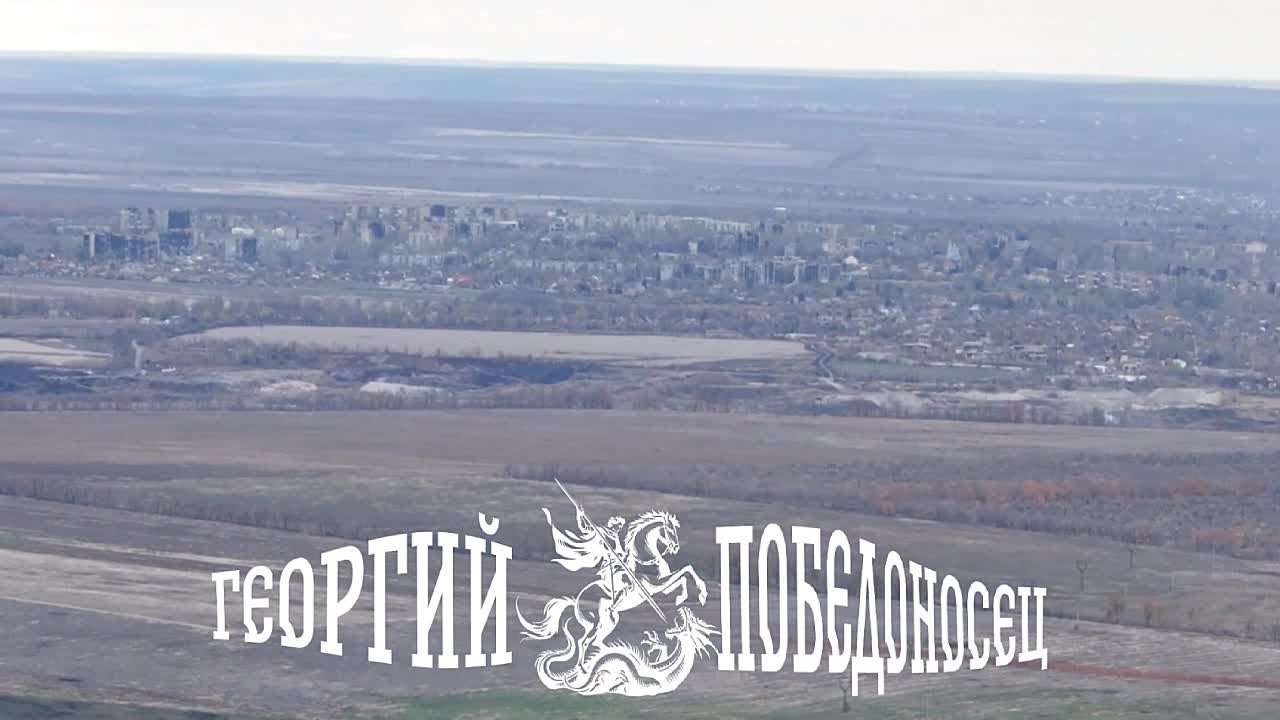 На кадрах наши подразделения уничтожают укрепления и живую силу противника с помощью фугасных авиационных бомб (ФАБ) во временно оккупированной Константиновке (ДНР)