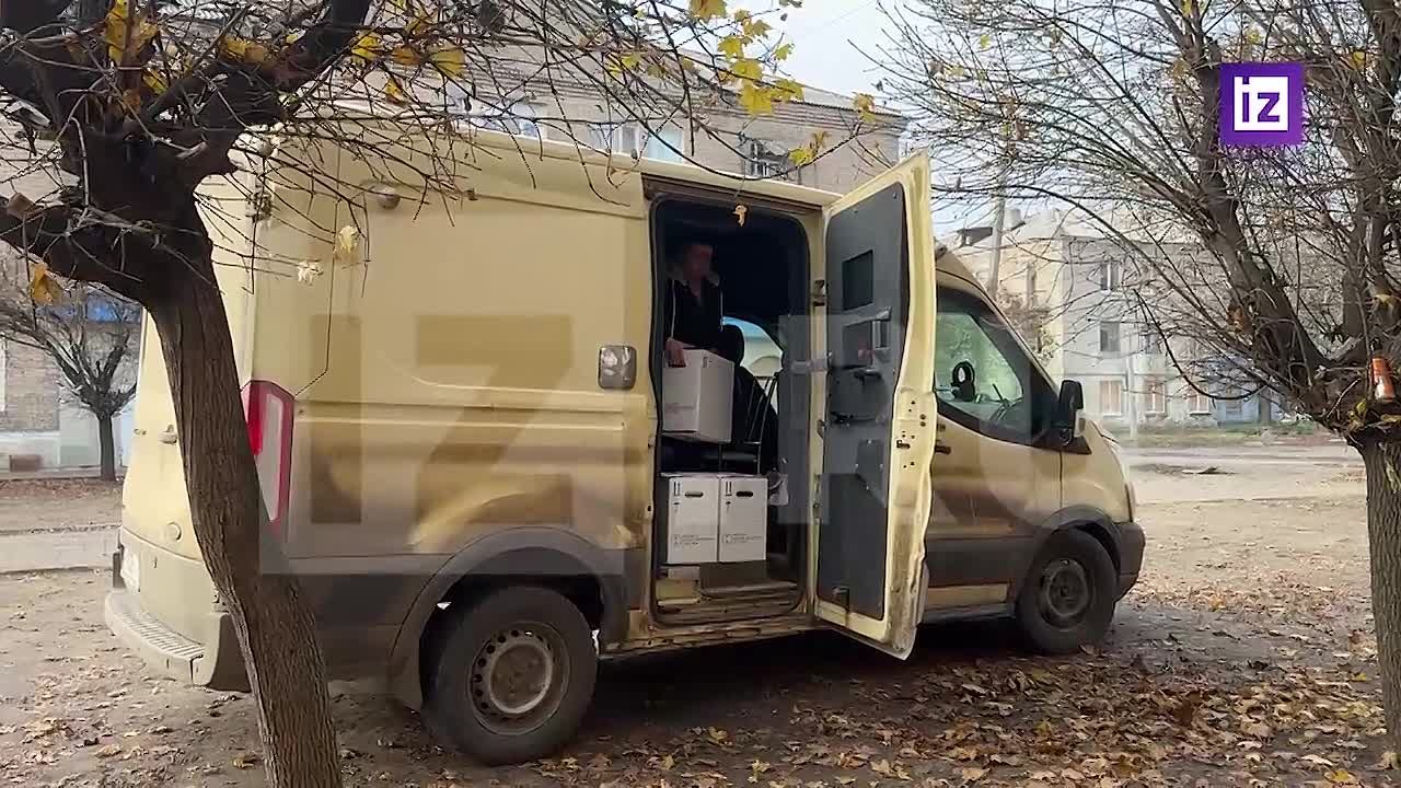 Гуманитарную помощь доставили жителям Селидово в ДНР, сообщил корреспондент "Известий" Евгений Быковский