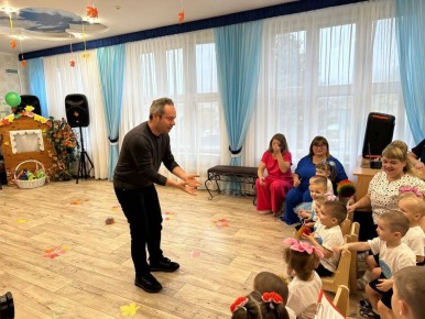 Сегодня Луганский дом ребёнка посетил всемирно известный дрессировщик Эдгард Запашный с командой