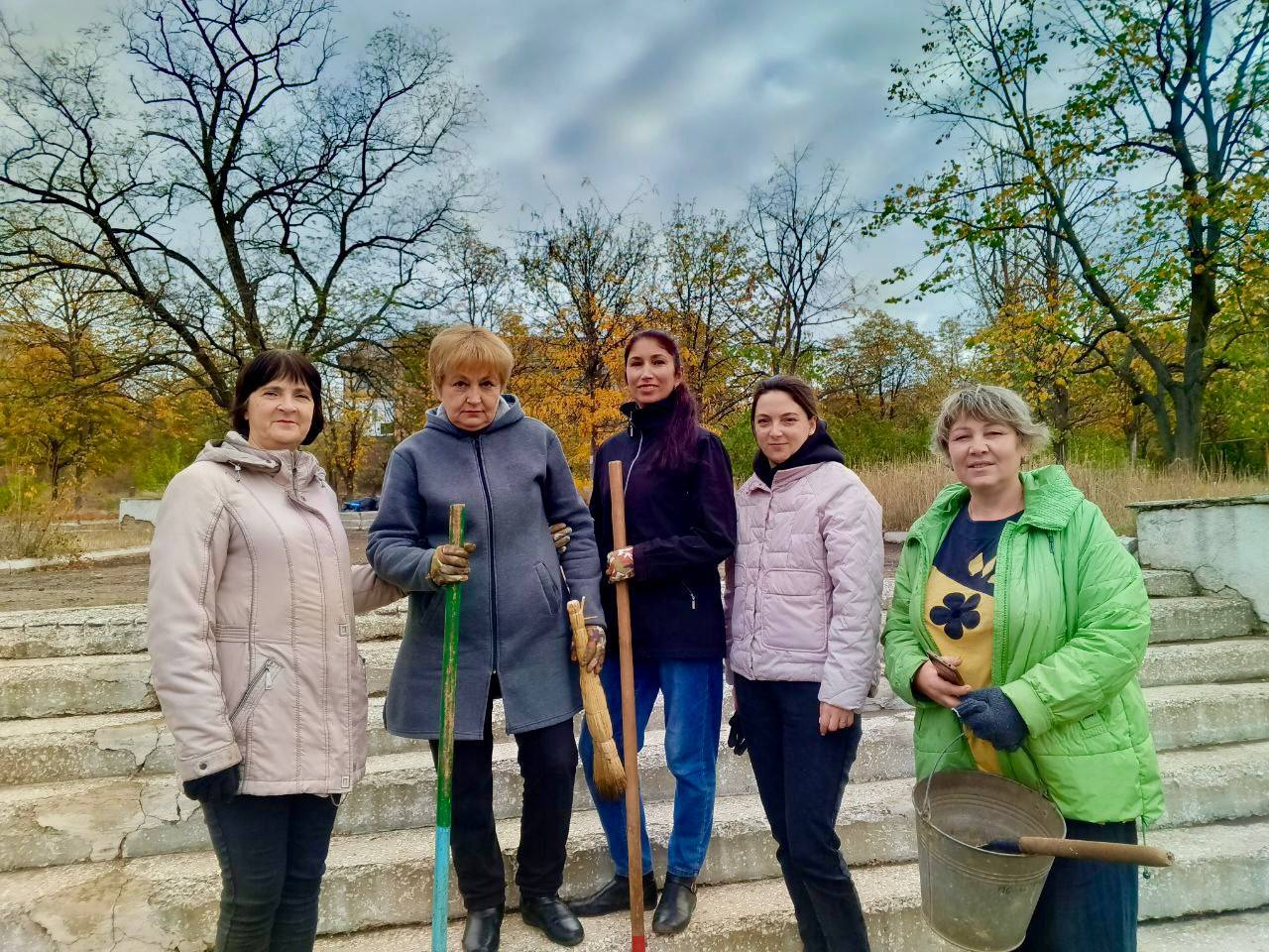 По поручению Главы Донецкой Народной Республики Дениса Пушилина, с целью обеспечения чистоты и порядка в городе Зугрэсе был проведен субботник, к которому присоединились сотрудники предприятий, организаций и учреждений города По поручению Главы Донецкой Народной Республики Дениса Пушилина, с целью обеспечения чистоты и порядка в городе Зугрэсе был проведен субботник, к которому присоединились сотрудники предприятий, организаций и учреждений города