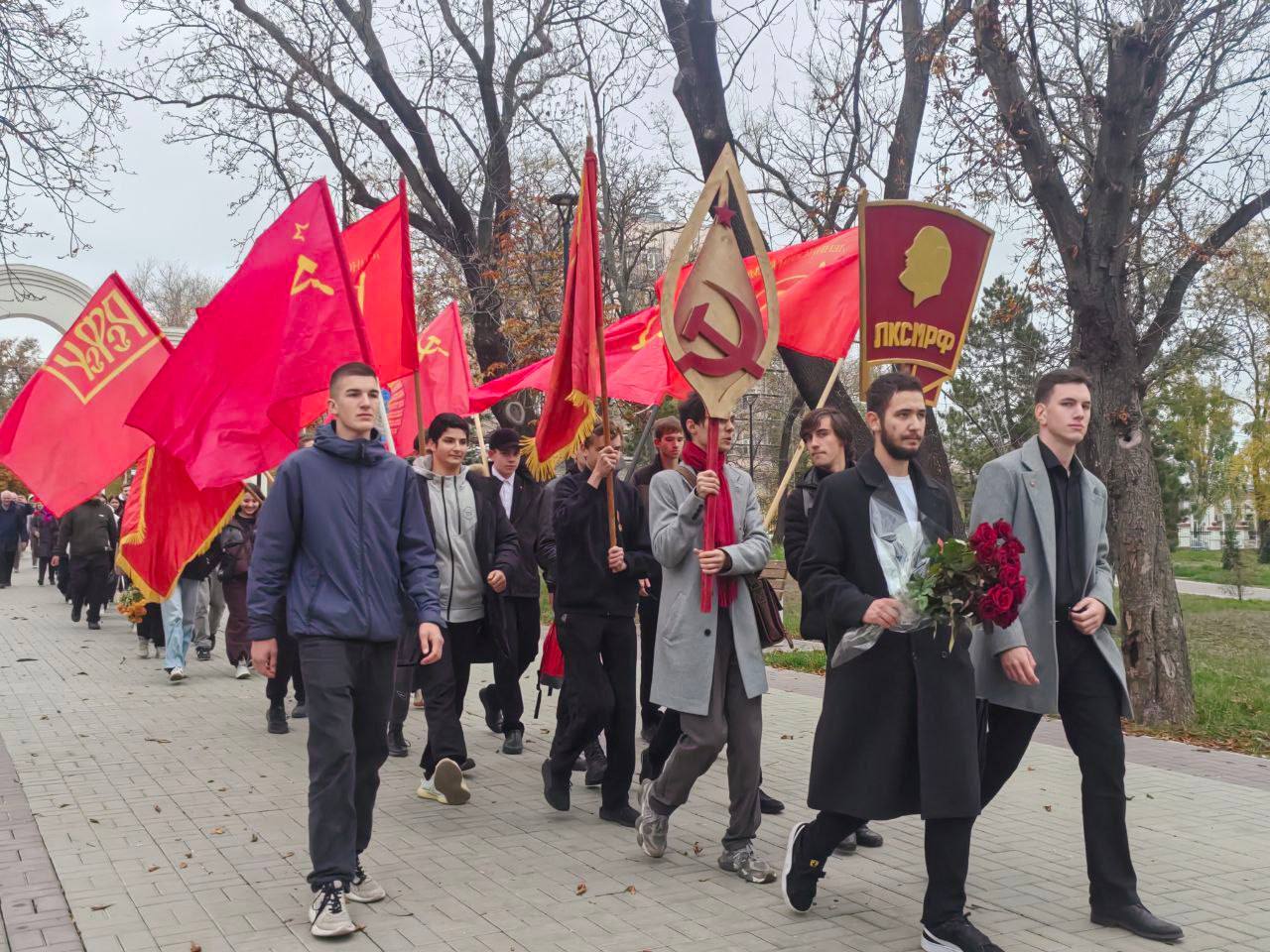 Шествие коммунистов в Мариуполе на 7 ноября 2025 года Шествие коммунистов в Мариуполе на 7 ноября 2025 года