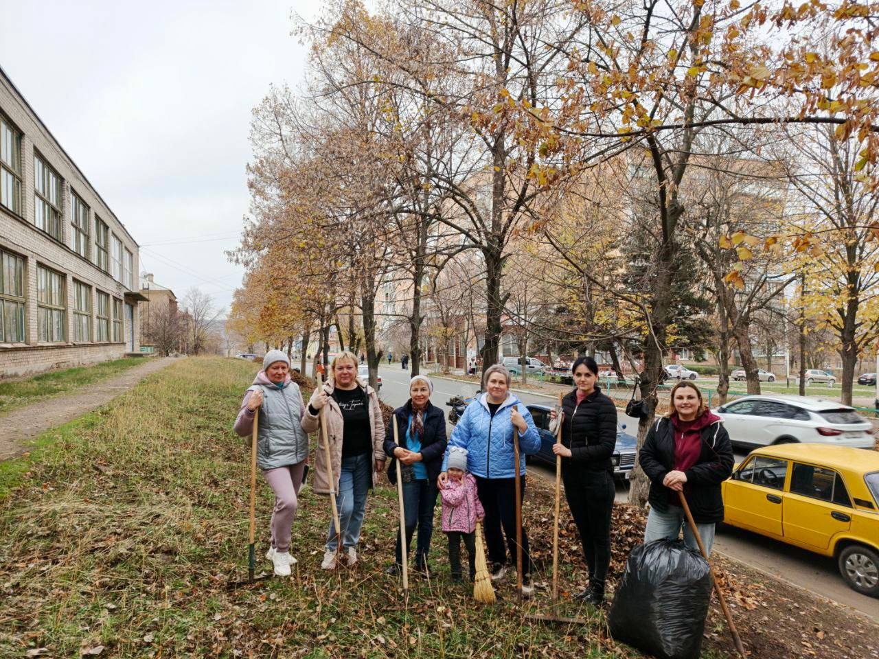 По поручению Главы Донецкой Народной Республики Дениса Пушилина, с целью обеспечения чистоты и порядка в городе Зугрэсе был проведен субботник, к которому присоединились сотрудники предприятий, организаций и учреждений города По поручению Главы Донецкой Народной Республики Дениса Пушилина, с целью обеспечения чистоты и порядка в городе Зугрэсе был проведен субботник, к которому присоединились сотрудники предприятий, организаций и учреждений города